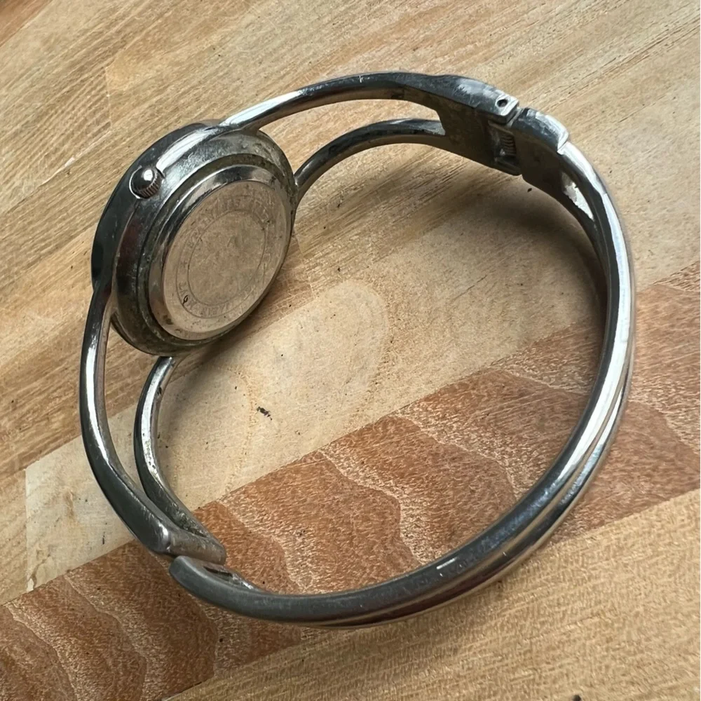 Studio C ladies hinged silver tone bangle bracelet Watch NEW BATTERY